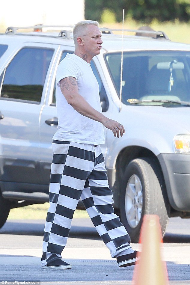 Αγνώριστος ο Ντάνιελ Κρεγκ- Κατάξανθος με τατουάζ παντού [εικόνες] | iefimerida.gr 1