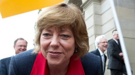 Ντανιέλα Σαντ: Η κατά 20 χρόνια νεότερη σύντροφος του Γκάουκ και οι στιλιστικές της επιλογές που θυμίζουν Μέρκελ  [εικόνες] | iefimerida.gr 0