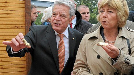 Ντανιέλα Σαντ: Η κατά 20 χρόνια νεότερη σύντροφος του Γκάουκ και οι στιλιστικές της επιλογές που θυμίζουν Μέρκελ  [εικόνες] | iefimerida.gr 10