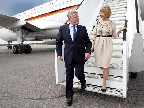 Ντανιέλα Σαντ: Η κατά 20 χρόνια νεότερη σύντροφος του Γκάουκ και οι στιλιστικές της επιλογές που θυμίζουν Μέρκελ  [εικόνες] | iefimerida.gr 11