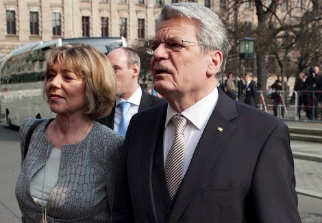 Ντανιέλα Σαντ: Η κατά 20 χρόνια νεότερη σύντροφος του Γκάουκ και οι στιλιστικές της επιλογές που θυμίζουν Μέρκελ  [εικόνες] | iefimerida.gr 13