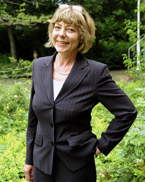 Ντανιέλα Σαντ: Η κατά 20 χρόνια νεότερη σύντροφος του Γκάουκ και οι στιλιστικές της επιλογές που θυμίζουν Μέρκελ  [εικόνες] | iefimerida.gr 14