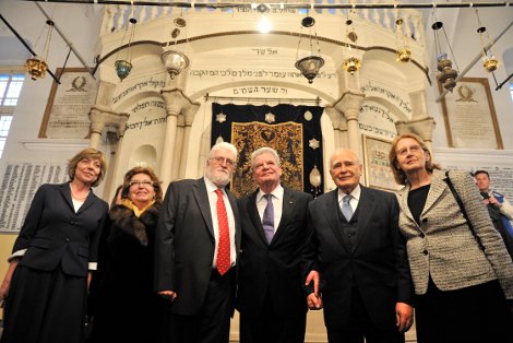 Ντανιέλα Σαντ: Η κατά 20 χρόνια νεότερη σύντροφος του Γκάουκ και οι στιλιστικές της επιλογές που θυμίζουν Μέρκελ  [εικόνες] | iefimerida.gr 16