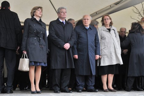 Ντανιέλα Σαντ: Η κατά 20 χρόνια νεότερη σύντροφος του Γκάουκ και οι στιλιστικές της επιλογές που θυμίζουν Μέρκελ  [εικόνες] | iefimerida.gr 17