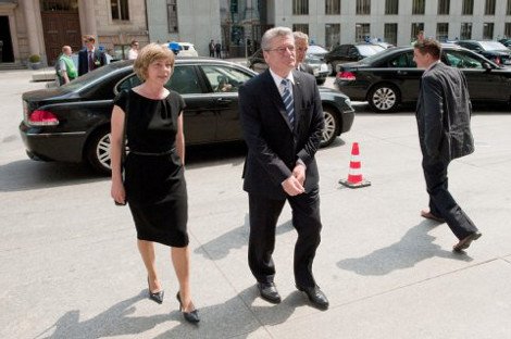 Ντανιέλα Σαντ: Η κατά 20 χρόνια νεότερη σύντροφος του Γκάουκ και οι στιλιστικές της επιλογές που θυμίζουν Μέρκελ  [εικόνες] | iefimerida.gr 1