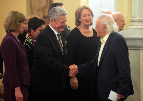 Ντανιέλα Σαντ: Η κατά 20 χρόνια νεότερη σύντροφος του Γκάουκ και οι στιλιστικές της επιλογές που θυμίζουν Μέρκελ  [εικόνες] | iefimerida.gr 18