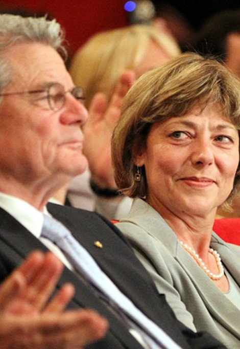 Ντανιέλα Σαντ: Η κατά 20 χρόνια νεότερη σύντροφος του Γκάουκ και οι στιλιστικές της επιλογές που θυμίζουν Μέρκελ  [εικόνες] | iefimerida.gr 2