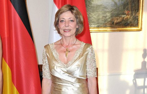 Ντανιέλα Σαντ: Η κατά 20 χρόνια νεότερη σύντροφος του Γκάουκ και οι στιλιστικές της επιλογές που θυμίζουν Μέρκελ  [εικόνες] | iefimerida.gr 4