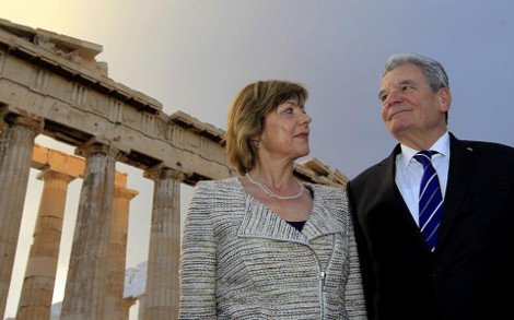 Ντανιέλα Σαντ: Η κατά 20 χρόνια νεότερη σύντροφος του Γκάουκ και οι στιλιστικές της επιλογές που θυμίζουν Μέρκελ  [εικόνες] | iefimerida.gr 5