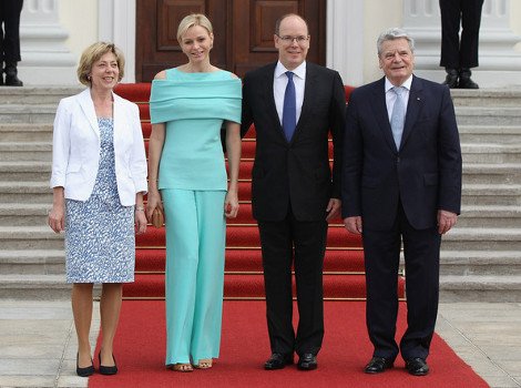 Ντανιέλα Σαντ: Η κατά 20 χρόνια νεότερη σύντροφος του Γκάουκ και οι στιλιστικές της επιλογές που θυμίζουν Μέρκελ  [εικόνες] | iefimerida.gr 6