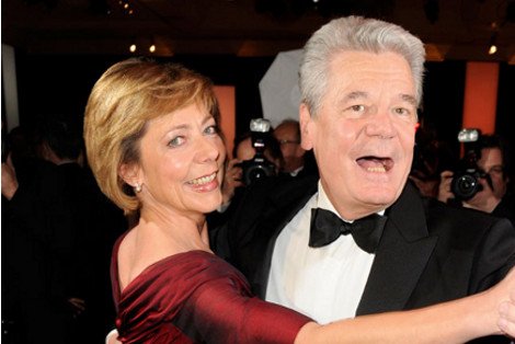 Ντανιέλα Σαντ: Η κατά 20 χρόνια νεότερη σύντροφος του Γκάουκ και οι στιλιστικές της επιλογές που θυμίζουν Μέρκελ  [εικόνες] | iefimerida.gr 8