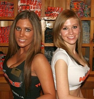 Εγινε σερβιτόρα χάρη στο στήθος της [εικόνες] | iefimerida.gr 1