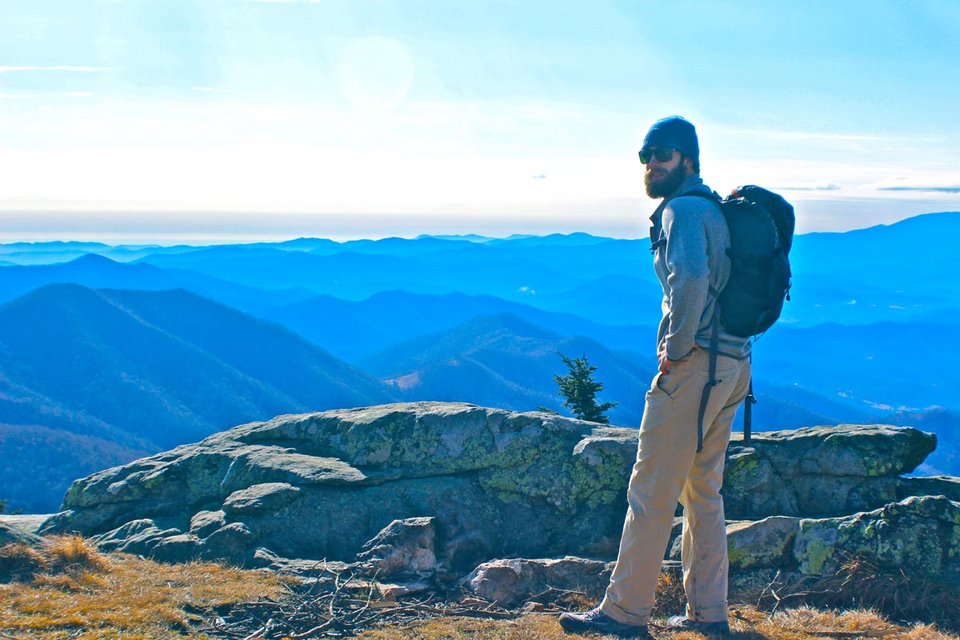 Ο νεαρός εκατομμυριούχος που ζει σαν... νομάς - Μένει σε βανάκι και κοιμάται κάθε βράδυ και αλλού [εικόνες] | iefimerida.gr 1