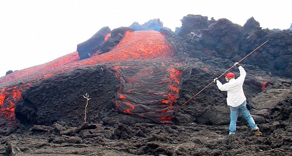 Κι όμως, αυτός ο καλλιτέχνης φτιάχνει γλυπτά από λάβα [εικόνες & βίντεο] | iefimerida.gr 0
