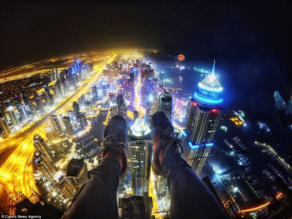 Ο «άνθρωπος-σημαία» κόβει την ανάσα σε ένα από τα πιο ψηλά κτίρια του κόσμου [εικόνες] | iefimerida.gr 1