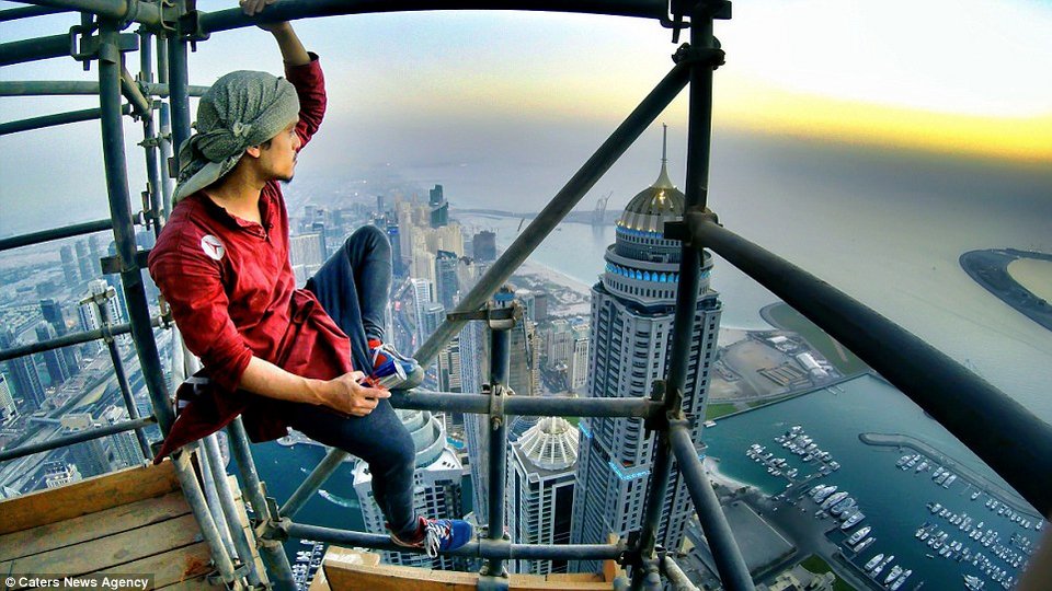 Ο «άνθρωπος-σημαία» κόβει την ανάσα σε ένα από τα πιο ψηλά κτίρια του κόσμου [εικόνες] | iefimerida.gr 2