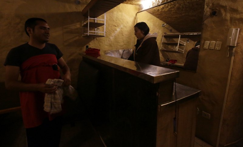  Κουίτο: Το εστιατόριο μέσα σε σπηλιά που έχει τυφλούς σερβιτόρους και απόλυτο σκοτάδι [εικόνες] | iefimerida.gr 3