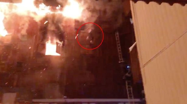 Σκηνές πανικού σε τουριστικό θέρετρο στις Αλπεις: Ξέσπασε πυρκαγιά, δύο νεκροί [εικόνες & βίντεο] | iefimerida.gr 2