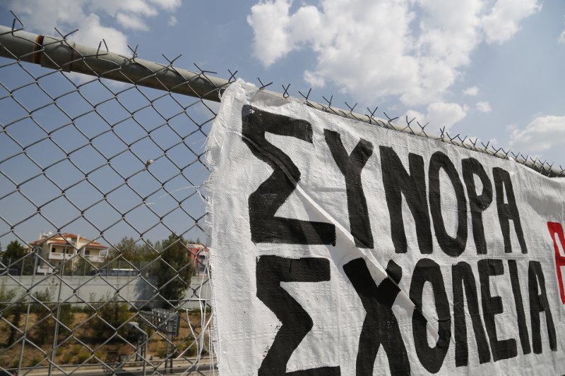 Οι εκπαιδευτικοί πολιόρκησαν το Παιδείας: «Τσίπρα, Φίλη ακούστε το καλά, αυτοί οι νόμοι θα μείνουν στα χαρτιά» [εικόνες] | iefimerida.gr 0