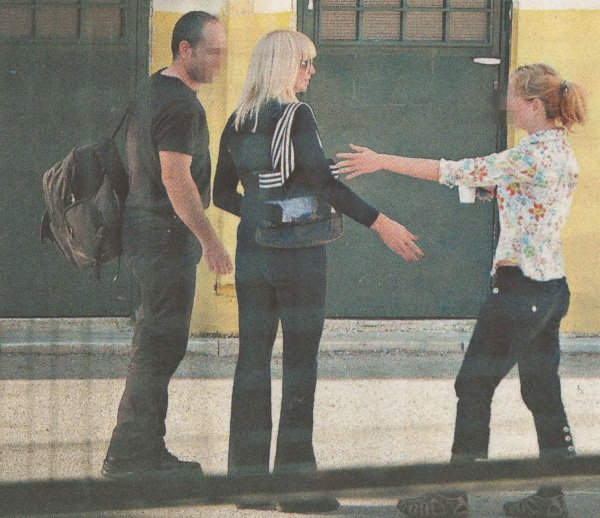 Η ξανθιά δασκάλα της παρέλασης φωτογραφίζεται με τη στολή της δουλειάς [εικόνες] | iefimerida.gr 0