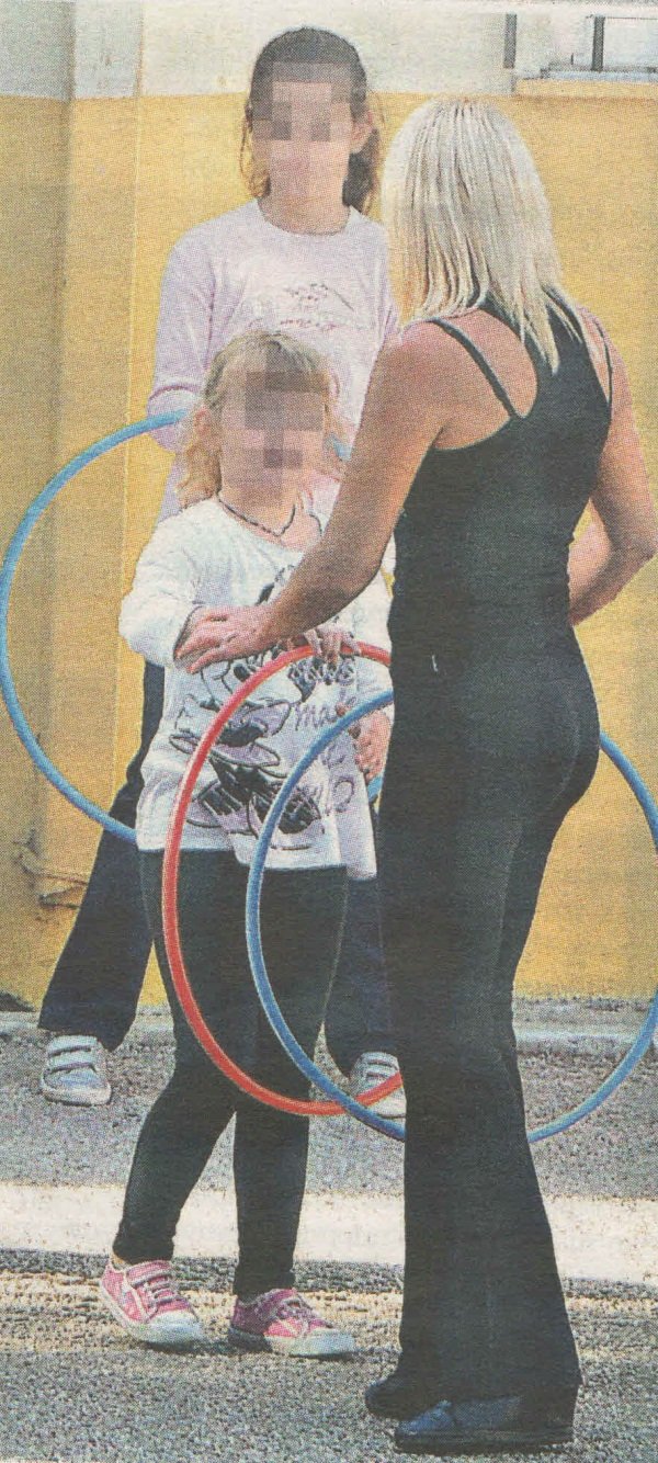 Η ξανθιά δασκάλα της παρέλασης φωτογραφίζεται με τη στολή της δουλειάς [εικόνες] | iefimerida.gr 1