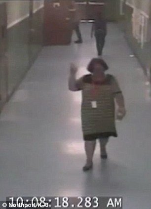 «Δώστε του ένα μάθημα»: Καρέ-καρέ η επίθεση μαθητών σε ένα αγόρι μετά από παρότρυνση της δασκάλας τους [εικόνες&βίντεο] | iefimerida.gr 0