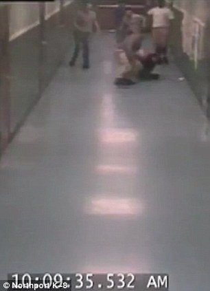 «Δώστε του ένα μάθημα»: Καρέ-καρέ η επίθεση μαθητών σε ένα αγόρι μετά από παρότρυνση της δασκάλας τους [εικόνες&βίντεο] | iefimerida.gr 1