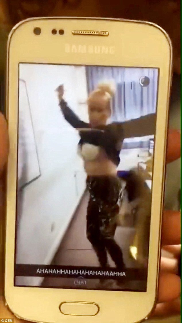 Σάλος: Ιταλίδα δασκάλα κάνει στριπτίζ μέσα σε σχολική αίθουσα [εικόνες & βίντεο] | iefimerida.gr 0