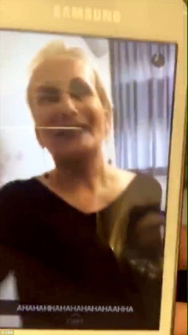 Σάλος: Ιταλίδα δασκάλα κάνει στριπτίζ μέσα σε σχολική αίθουσα [εικόνες & βίντεο] | iefimerida.gr 1