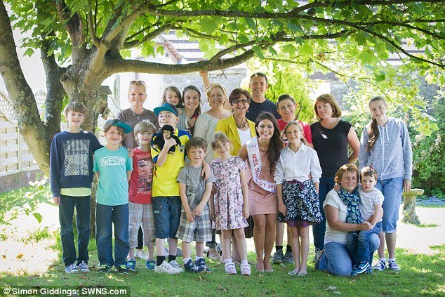 Από τα θρανία στα καλλιστεία -Η σέξι καθηγήτρια που σαρώνει τους τίτλους ομορφιάς [εικόνες]  | iefimerida.gr 0