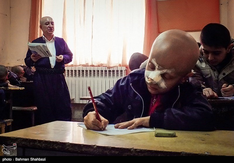 Ο ήρωας του Ιράν είναι φαλακρός και δάσκαλος -Ξύρισε το κεφάλι του για συμπαράσταση σε μαθητή [εικόνες] | iefimerida.gr 3