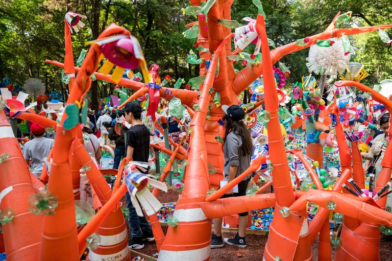 Ενα δάσος από 3 τόνους πλαστικών στο Μεξικό -Σκουπίδια που μάζεψαν από χωματερή [εικόνες] | iefimerida.gr 3