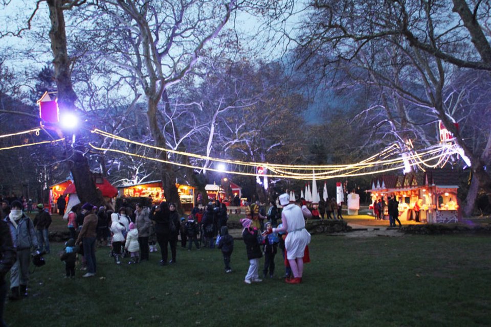 Χριστουγεννιάτικα χωριά ξεφυτρώνουν σε κάθε γωνιά της Ελλάδας [εικόνες] | iefimerida.gr 3