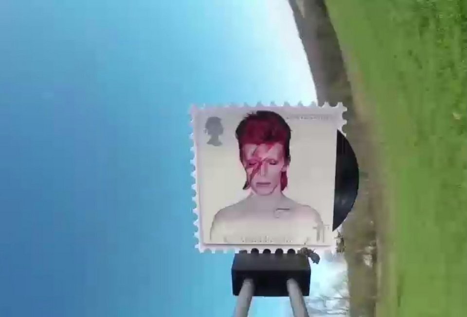 Ο Ντέιβιντ Μπόουι γίνεται γραμματόσημο και ταξιδεύει στο διάστημα [εικόνες & βίντεο]  | iefimerida.gr 1