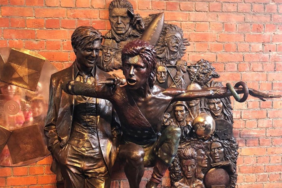 Στην πλατεία μιας βρετανικής πόλης υπάρχει πλέον ένα μπρούτζινο άγαλμα του Ντέιβιντ Μπόουι [εικόνες] | iefimerida.gr 0