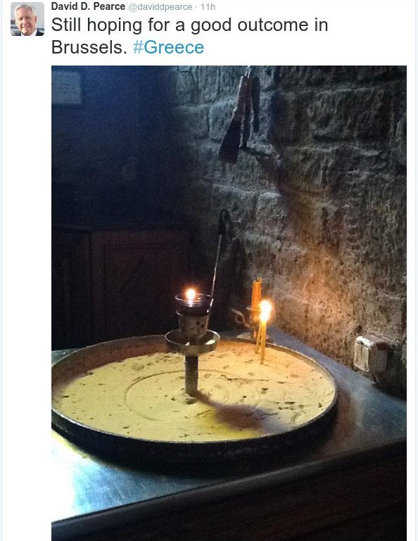 O Αμερικανός πρέσβης άναψε κερί σε ορθόδοξη εκκλησία για την Ελλάδα [εικόνα] | iefimerida.gr 0