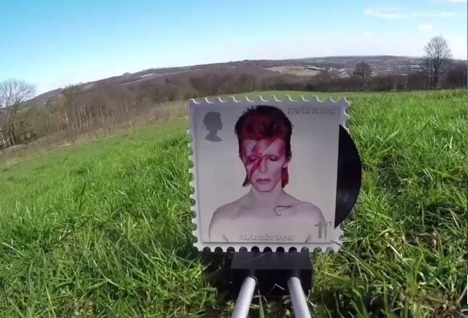 Ο Ντέιβιντ Μπόουι γίνεται γραμματόσημο και ταξιδεύει στο διάστημα [εικόνες & βίντεο]  | iefimerida.gr 0