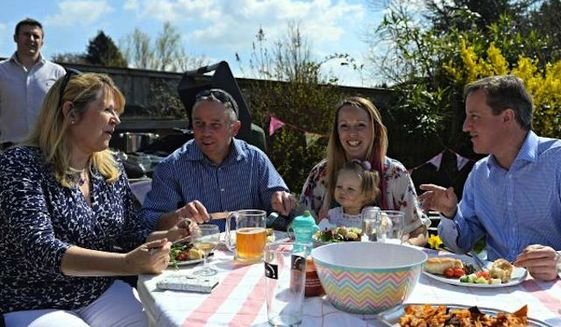 Εγινε ρεζίλι: Γελάει το Twitter με το πώς τρώει ο Κάμερον το χοτ ντογκ [εικόνες] | iefimerida.gr 4