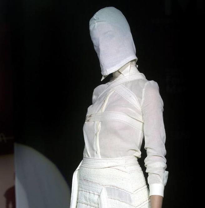 Πέθανε ο προκλητικός σχεδιαστής Ντέιβιντ Ντέλφιν -Εβαζε κουκούλες στα μοντέλα του [εικόνες]  | iefimerida.gr 1