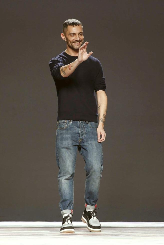 Πέθανε ο προκλητικός σχεδιαστής Ντέιβιντ Ντέλφιν -Εβαζε κουκούλες στα μοντέλα του [εικόνες]  | iefimerida.gr 0