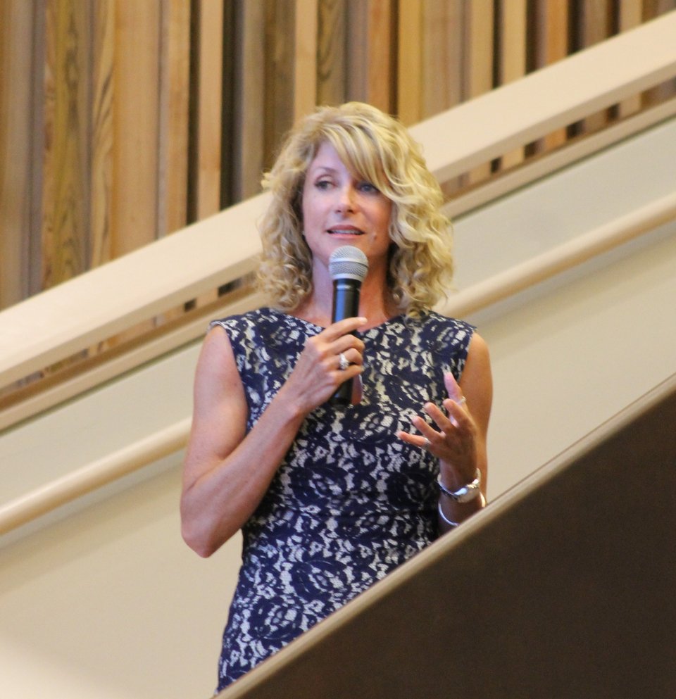 Ποια είναι η γερουσιαστής Γουέντι Ντέιβις που μίλησε 11 ώρες όρθια στη Βουλή και φοράει τα κομψότερα ρούχα που έβαλε ποτέ πολιτικός [εικόνες] | iefimerida.gr 9