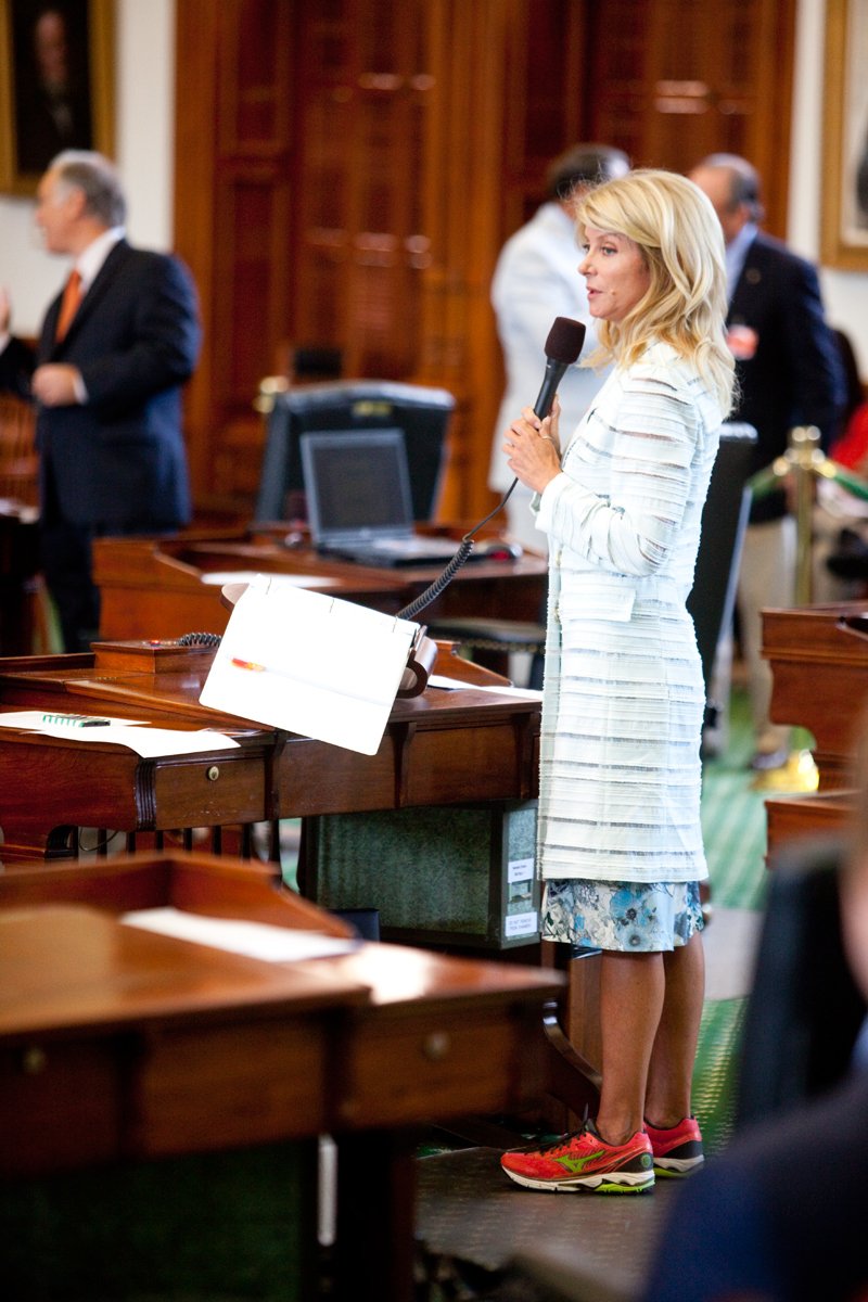 Η γερουσιαστής που αγόρευε όρθια επί 11 ώρες, με αθλητικά, ξαναχτυπά [εικόνες] | iefimerida.gr 0