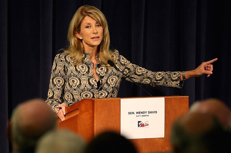 Ποια είναι η γερουσιαστής Γουέντι Ντέιβις που μίλησε 11 ώρες όρθια στη Βουλή και φοράει τα κομψότερα ρούχα που έβαλε ποτέ πολιτικός [εικόνες] | iefimerida.gr 1