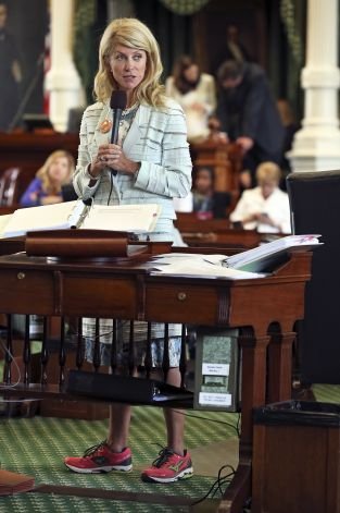 Η γερουσιαστής που αγόρευε όρθια επί 11 ώρες, με αθλητικά, ξαναχτυπά [εικόνες] | iefimerida.gr 1