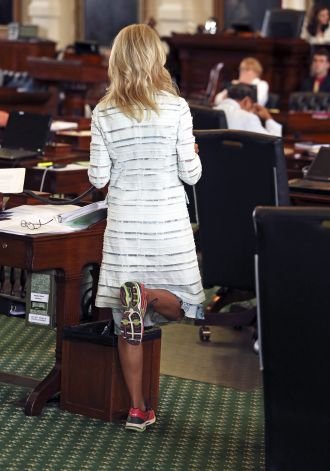 Η γερουσιαστής που αγόρευε όρθια επί 11 ώρες, με αθλητικά, ξαναχτυπά [εικόνες] | iefimerida.gr 2