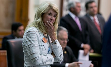 Ποια είναι η γερουσιαστής Γουέντι Ντέιβις που μίλησε 11 ώρες όρθια στη Βουλή και φοράει τα κομψότερα ρούχα που έβαλε ποτέ πολιτικός [εικόνες] | iefimerida.gr 8