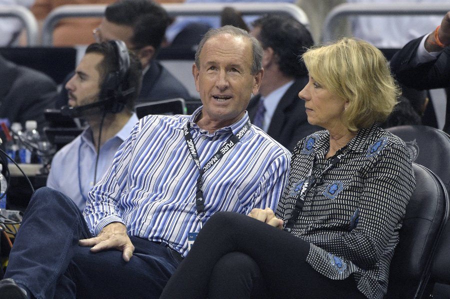 Συντηρητική, πάμπλουτη και φιλάνθρωπος η υπουργός Παιδείας που διάλεξε ο Τραμπ [εικόνες]  | iefimerida.gr 1