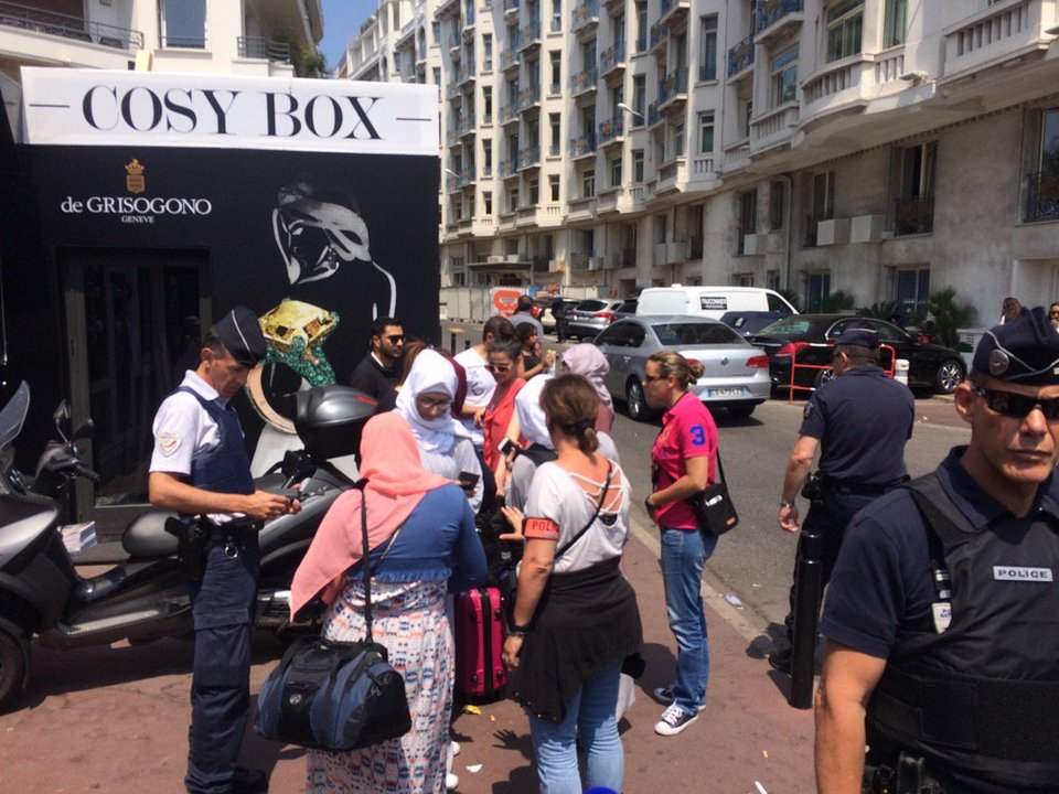 Συνελήφθησαν 10 γυναίκες στις Κάννες -Ηθελαν να κολυμπήσουν με μπουρκίνι [εικόνες & βίντεο] | iefimerida.gr 1