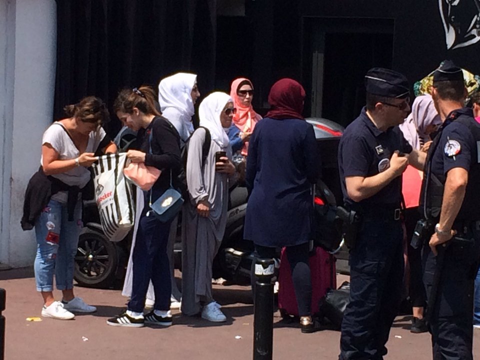 Συνελήφθησαν 10 γυναίκες στις Κάννες -Ηθελαν να κολυμπήσουν με μπουρκίνι [εικόνες & βίντεο] | iefimerida.gr 0