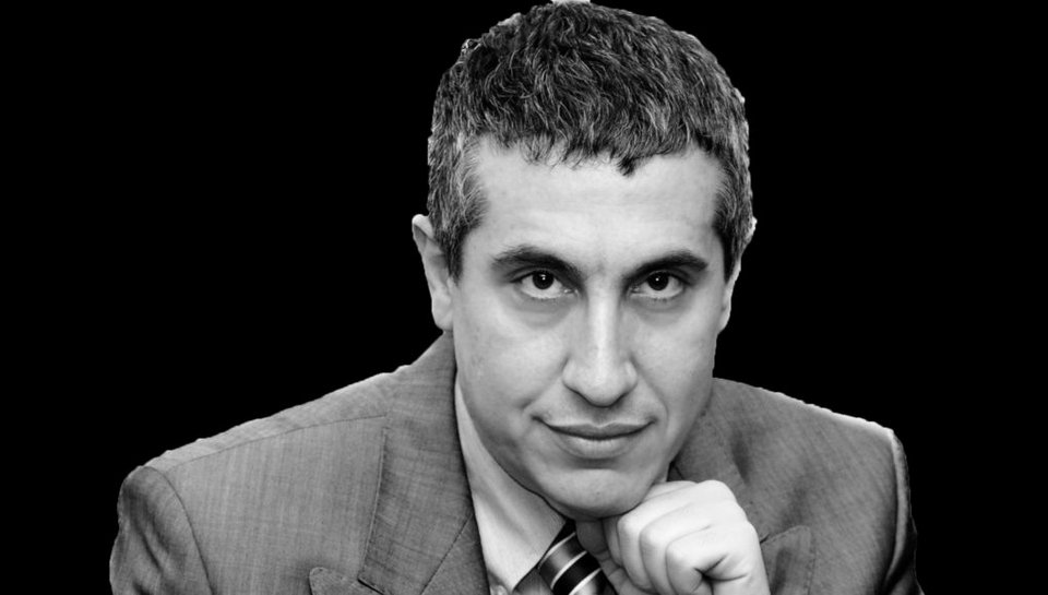 Ο Δαυίδ Ναχμίας μάζεψε τα θρυλικότερα τραγούδια του Μεσοπολέμου σε μία παράσταση  | iefimerida.gr 0